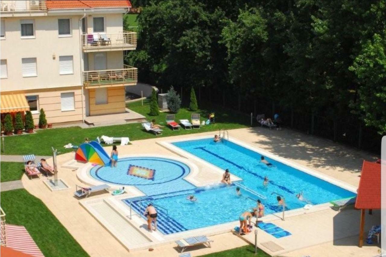 Paris-Lux. Appartement Hajdúszoboszló Buitenkant foto