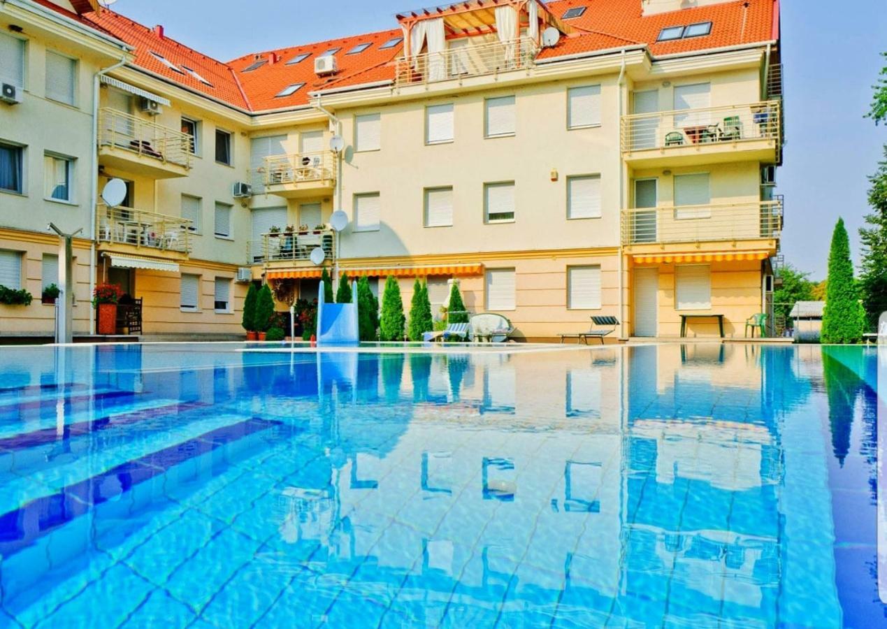 Paris-Lux. Appartement Hajdúszoboszló Buitenkant foto